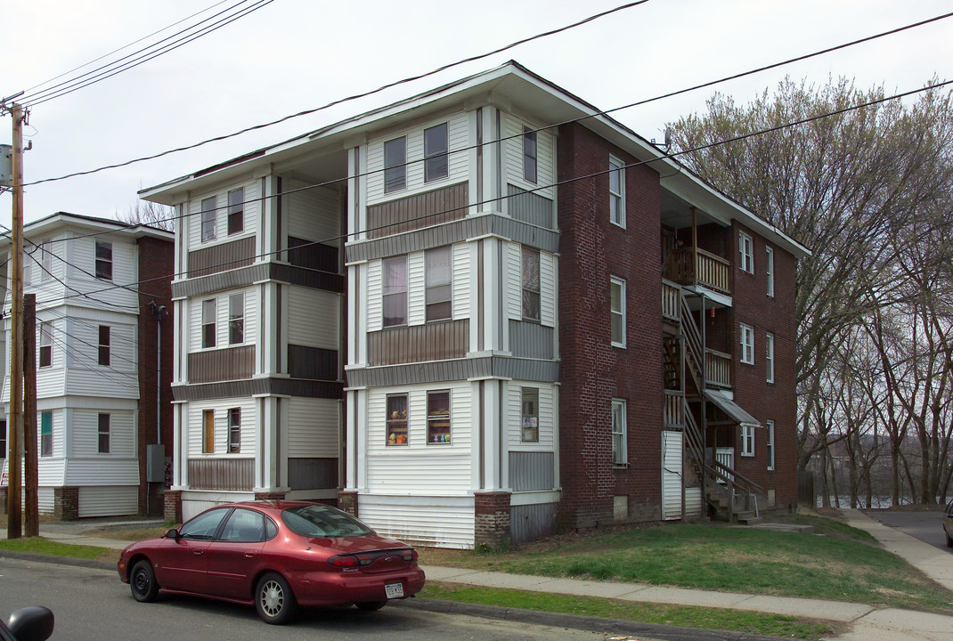 32 Lucretia Ave in Chicopee, MA - Building Photo