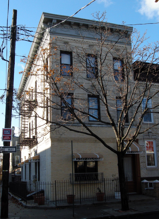 592 Fairview Ave in Flushing, NY - Building Photo