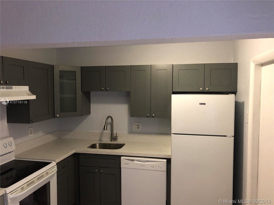 4705 NW 9th Dr-Unit -4705 in Plantation, FL - Building Photo