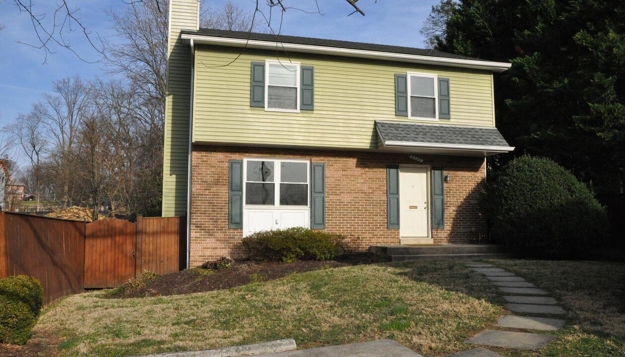 9705 Glen Ave in Silver Spring, MD - Foto de edificio