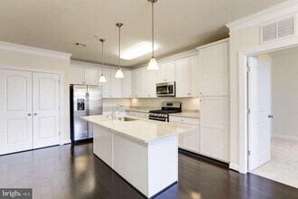 13740 Endeavour Dr in Herndon, VA - Building Photo - Building Photo