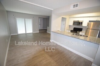 945 Castle Way in Lakeland, FL - Building Photo - Building Photo