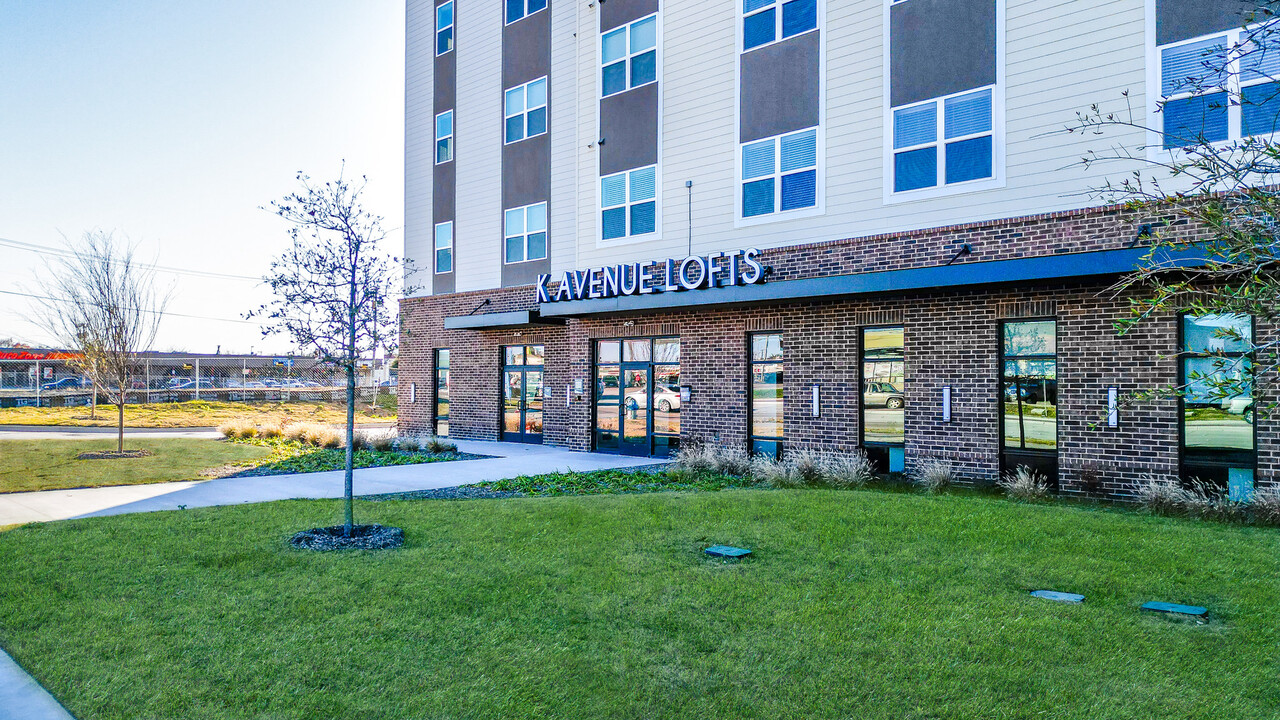 K Avenue Lofts in Plano, TX - Foto de edificio