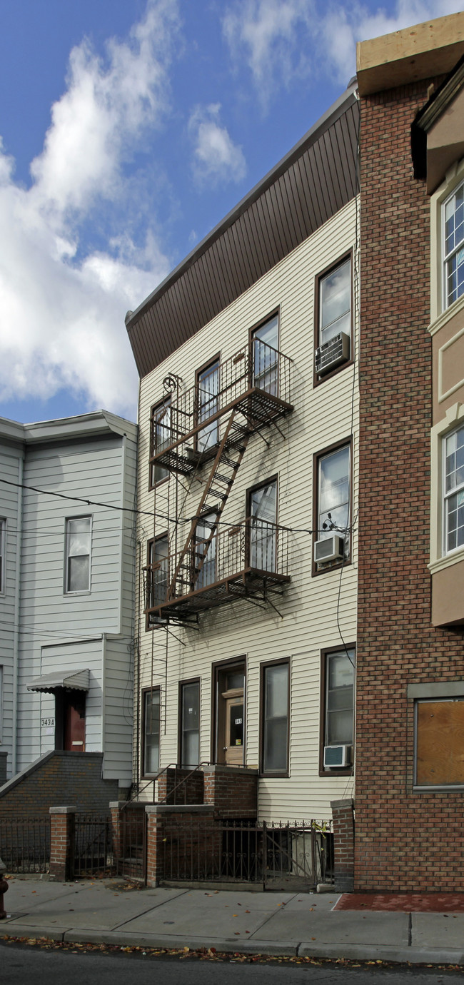 345 Summit Ave in Jersey City, NJ - Building Photo - Building Photo