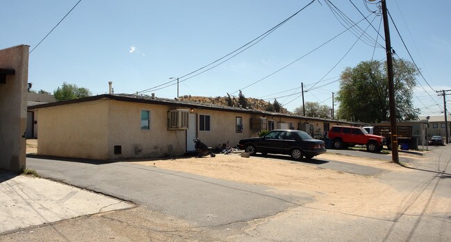 15572 Hesperia Rd in Victorville, CA - Building Photo - Building Photo