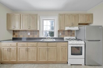 14 Oakridge Pl-Unit -2nd Floor in Eastchester, NY - Building Photo - Building Photo