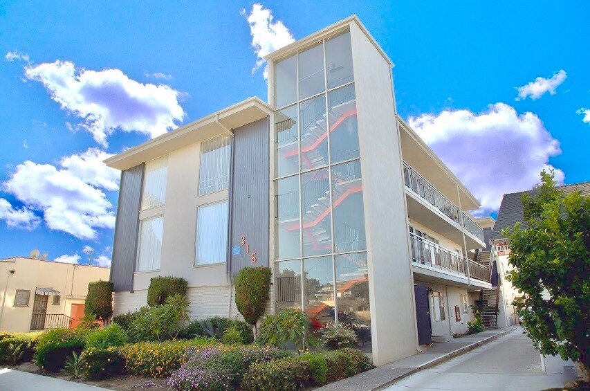 319 Gladys Ave in Long Beach, CA - Building Photo