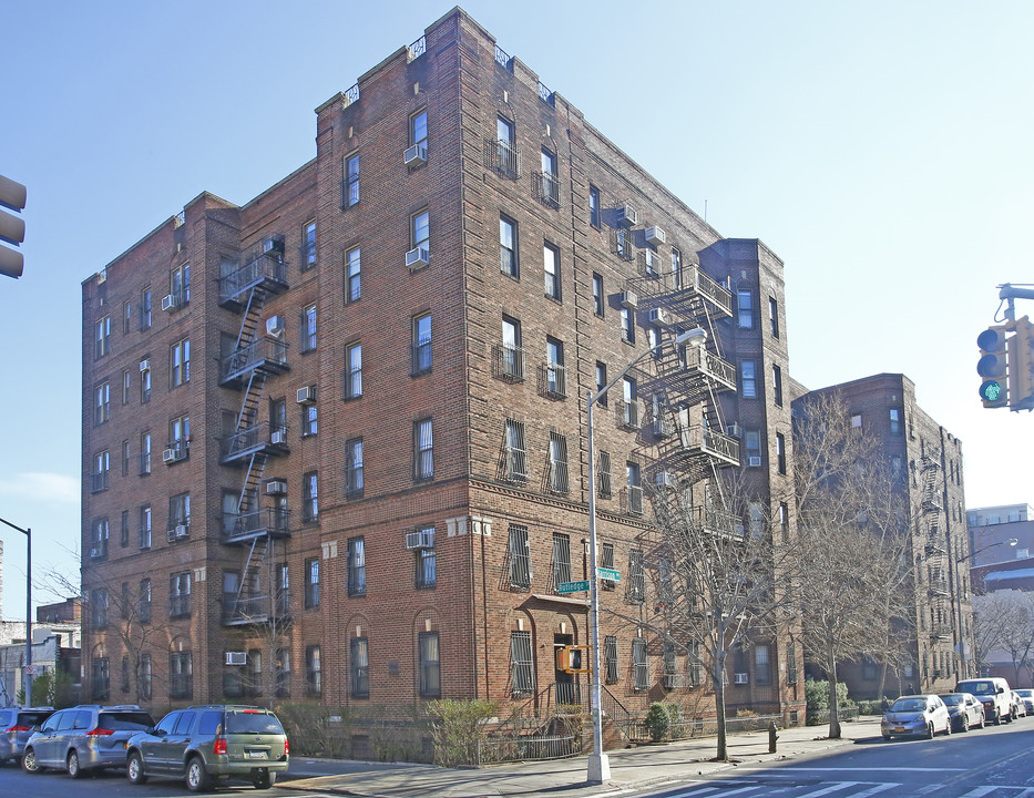 61 Harrison Ave in Brooklyn, NY - Building Photo