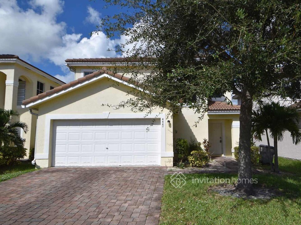 6647 Adriatic Way in Greenacres, FL - Building Photo