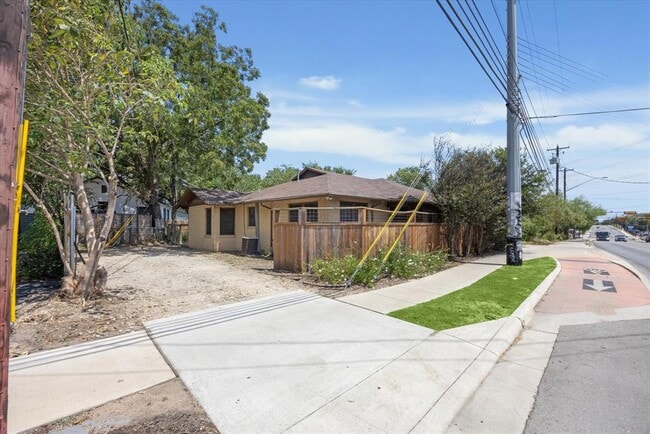 2216 Manor Rd in Austin, TX - Building Photo - Building Photo