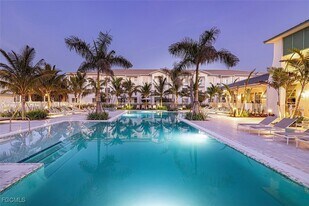 6026 Whitaker Rd, Unit B1 in Naples, FL - Building Photo