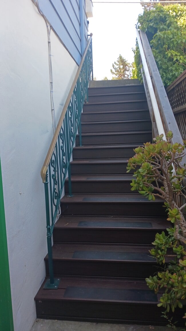 943 Casanova Ave, Unit Studio in Monterey, CA - Foto de edificio - Building Photo