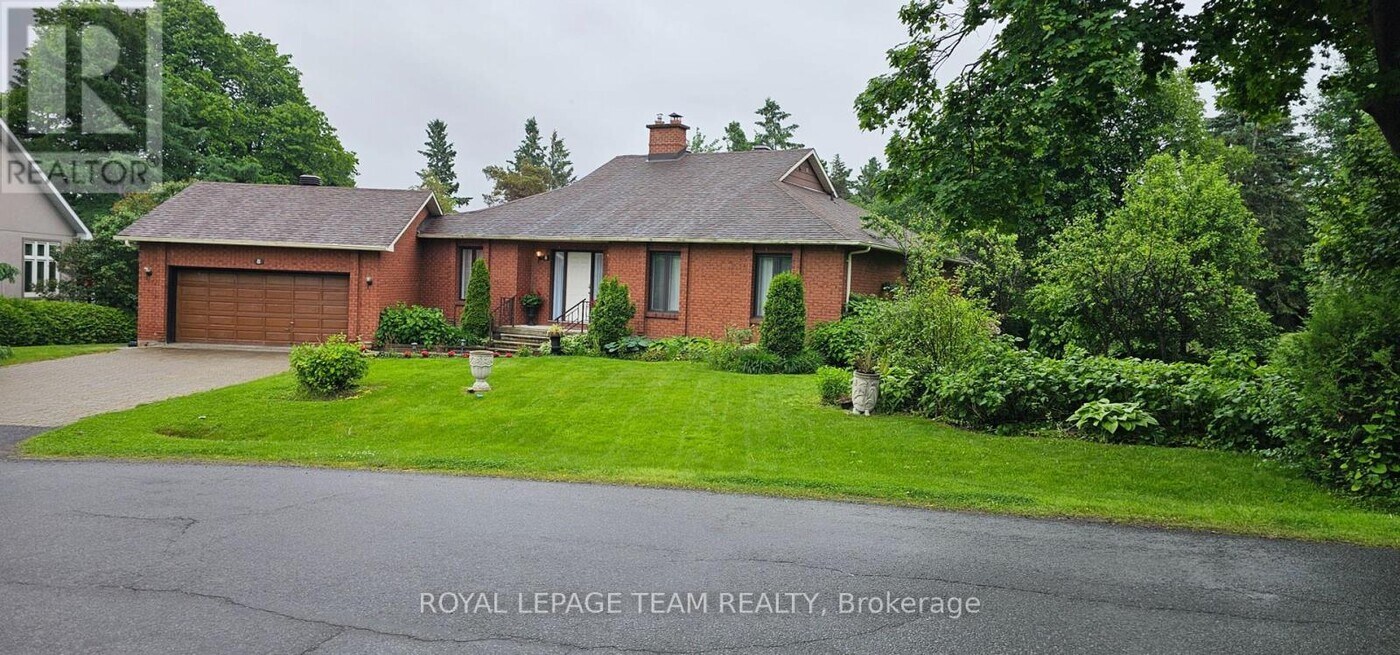8 Swans Way S in Ottawa, ON - Building Photo