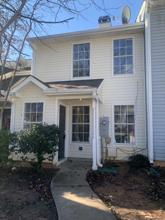 2347 Wellington Cir in Lithonia, GA - Building Photo