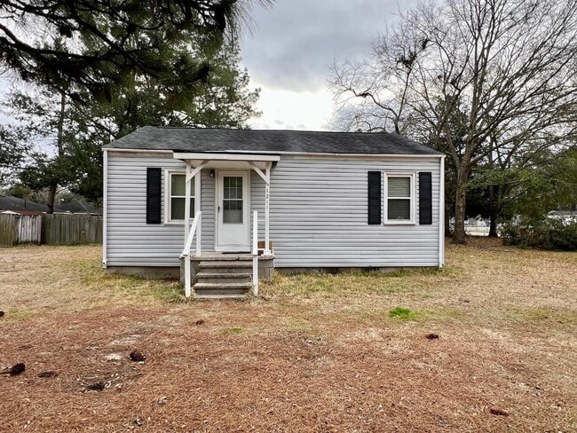 1211 Dickson Ave in Hanahan, SC - Building Photo - Building Photo