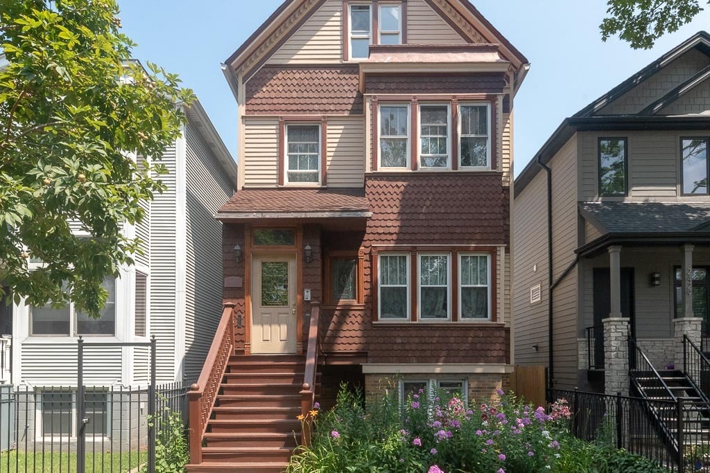 2431 N Artesian Ave in Chicago, IL - Building Photo