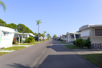 Pinewood Village in St. Petersburg, FL - Building Photo - Building Photo