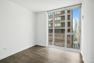 9 W Randolph St in Chicago, IL - Building Photo - Building Photo