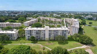 2661 S Course Dr in Pompano Beach, FL - Building Photo