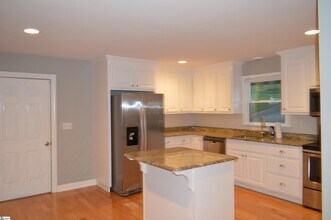 101 Lakeforest Dr in Greer, SC - Foto de edificio - Building Photo