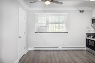 4925 Fairview Ave in Downers Grove, IL - Building Photo - Interior Photo