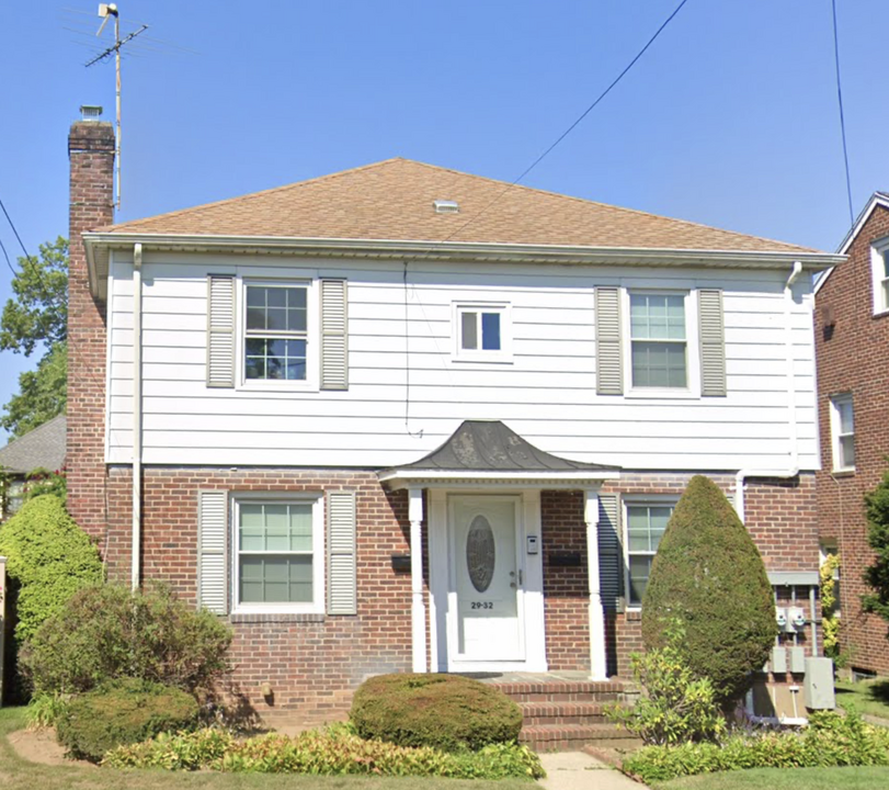 2932 171st St, Unit First Floor in Flushing, NY - Building Photo