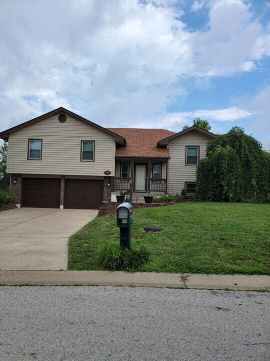 18500 E Arrowhead Ln in Independence, MO - Building Photo