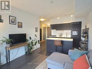 501 St Clair Ave W in Toronto, ON - Building Photo - Building Photo