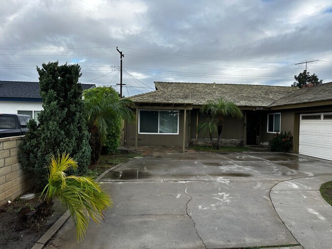 1801 W Harvard in Santa Ana, CA - Foto de edificio - Building Photo
