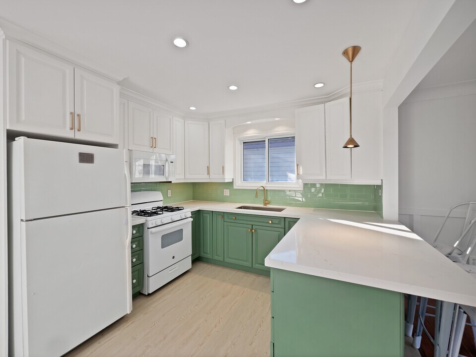 6 Jasmin Crescent in St Catharines, ON - Building Photo