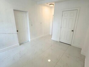 2369 SW 17th Ter, Unit 4 in Miami, FL - Building Photo - Building Photo