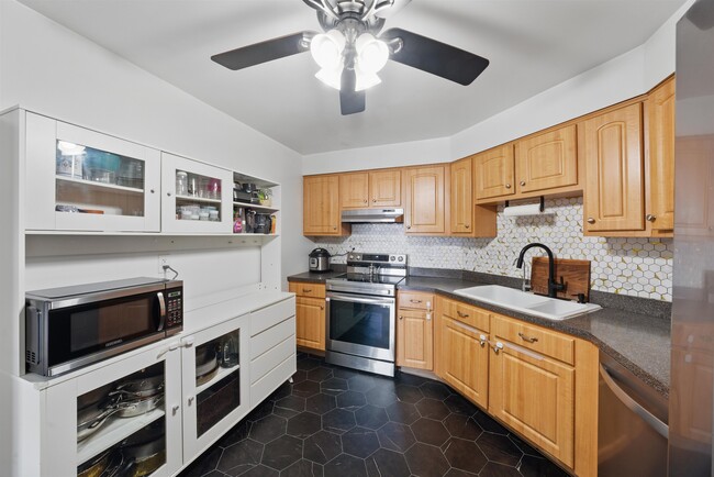 1508 Harmon Cove Tower in Secaucus, NJ - Building Photo - Building Photo