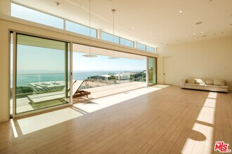18223 Coastline Dr in Malibu, CA - Building Photo - Building Photo