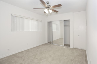 Stratford Apartments in Downey, CA - Building Photo - Interior Photo