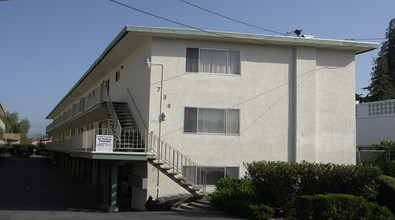 724-736 Smalley Ave in Hayward, CA - Building Photo - Building Photo