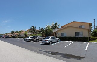 Cresthaven in Pompano Beach, FL - Building Photo