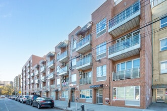 136-21 Latimer Pl in Flushing, NY - Foto de edificio - Building Photo