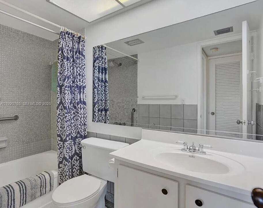 4047 NW 16th St in Lauderhill, FL - Building Photo