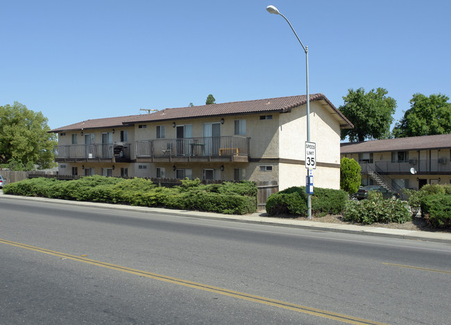 1411 Yosemite Pky in Merced, CA - Foto de edificio - Building Photo