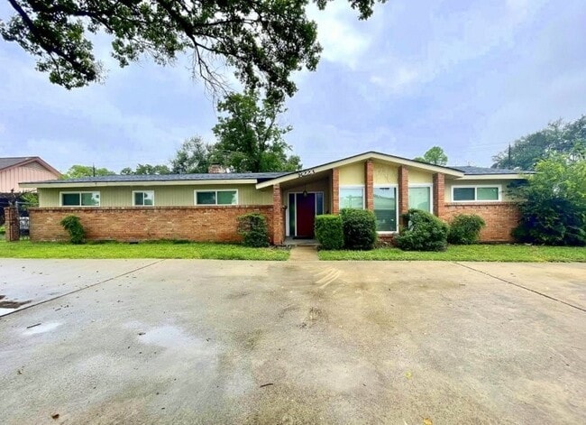 8223 Bellaire Blvd