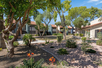 Oakridge Apartments in Phoenix, AZ - Building Photo - Building Photo