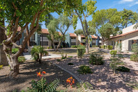 Oakridge Apartments in Phoenix, AZ - Foto de edificio - Building Photo