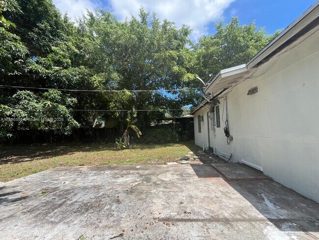 1351 NE 149th St in Miami, FL - Building Photo - Building Photo