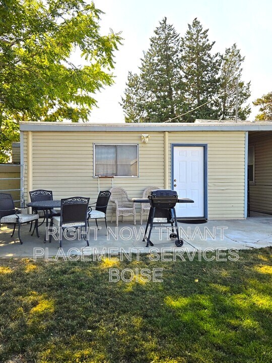 15822 Riverside Rd in Caldwell, ID - Building Photo