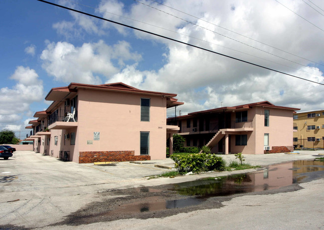 Apartamentos Bird Road in Miami, FL - Foto de edificio - Building Photo