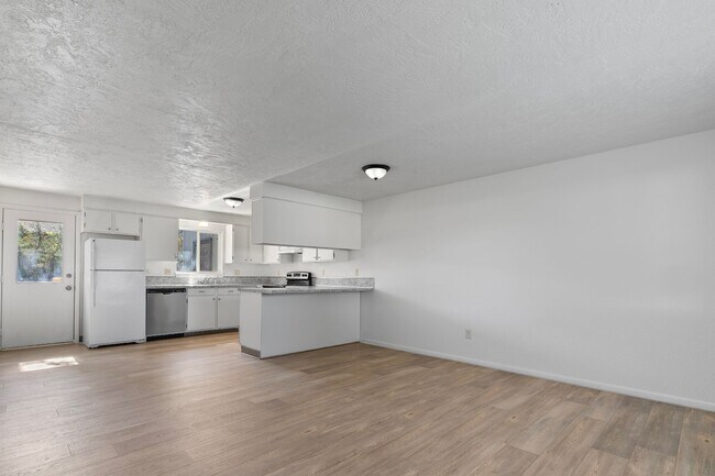 1912 S Juniper St in Nampa, ID - Foto de edificio - Building Photo