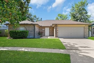 2910 Norwich St in Pearland, TX - Building Photo