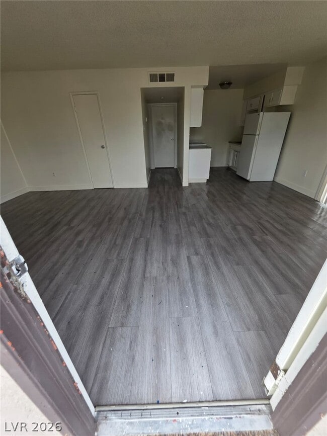 1121 E Desert Inn Rd in Las Vegas, NV - Building Photo - Building Photo