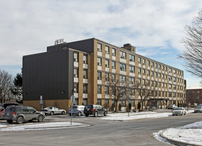 Poplar Plains Apartments in Brampton, ON - Building Photo - Building Photo