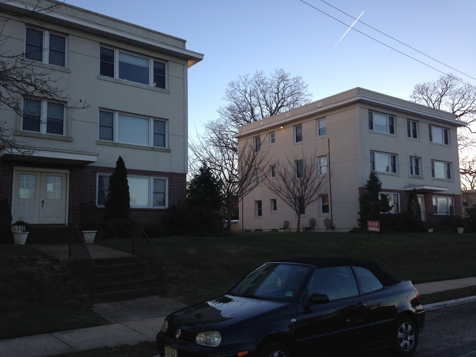 522 Deal Lake Dr in Asbury Park, NJ - Foto de edificio